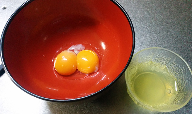 卵の黄身と卵白を分ける